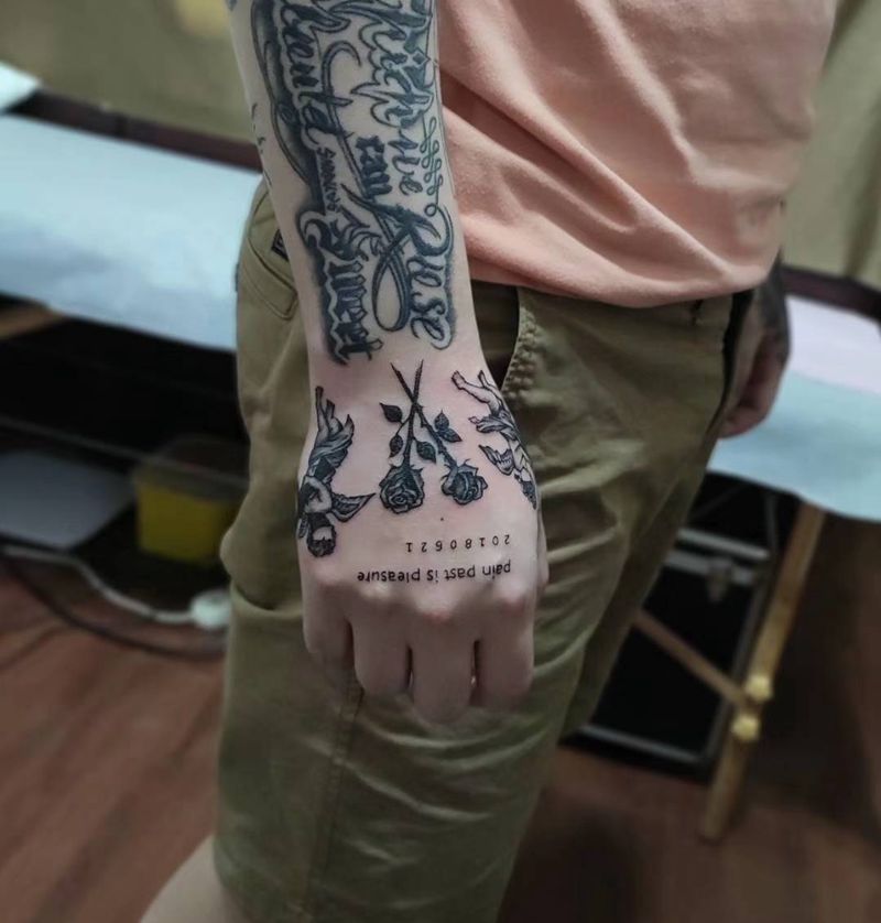 花纹身图片_手部Old School纹身图案