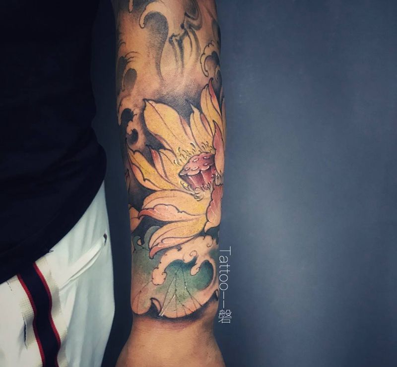 新传统莲花纹身图片_成品手臂传统植物国画纹身图案