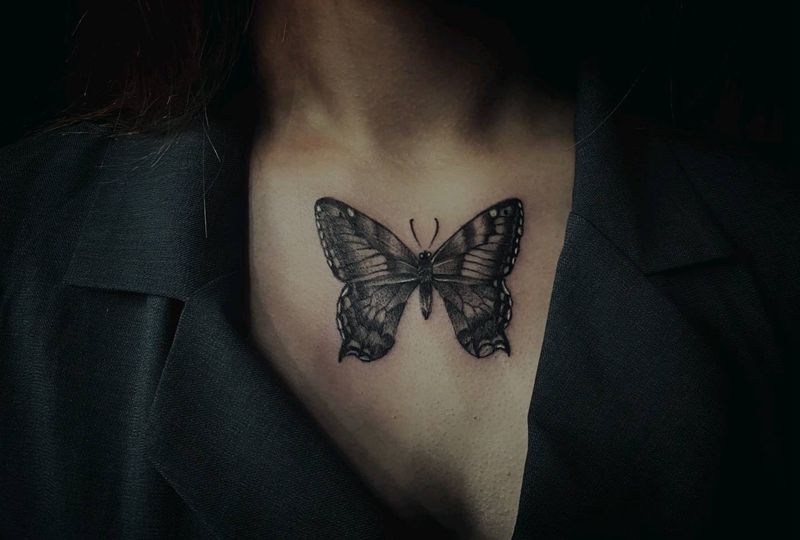 蝴蝶纹身图片_胸部点刺纹身图案