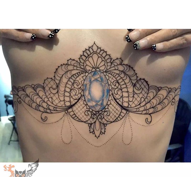 胸下美景纹身图片_胸部成品清新字符几何纹身图案