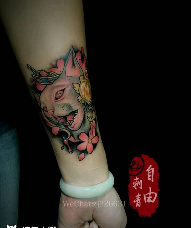 斯芬克斯猫纹身图片_手部新传统猫纹身图案