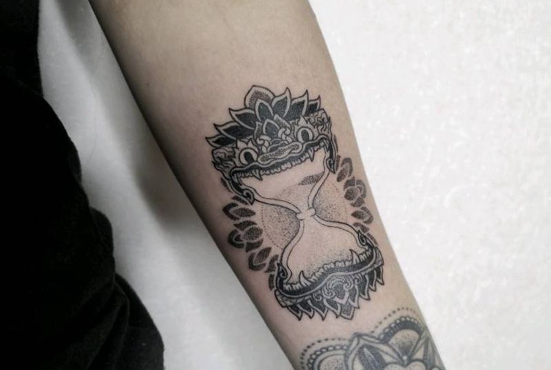 沙漏纹身图片_手部点刺纹身图案