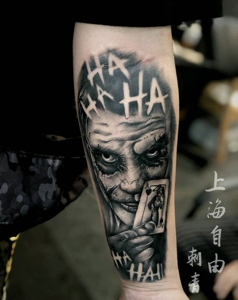 小丑纹身图片_手臂欧美写实小丑纹身图案