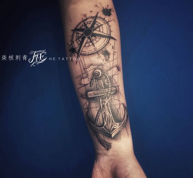 航海志纹身图片_手臂手部欧美写实船锚 指南针纹身图案
