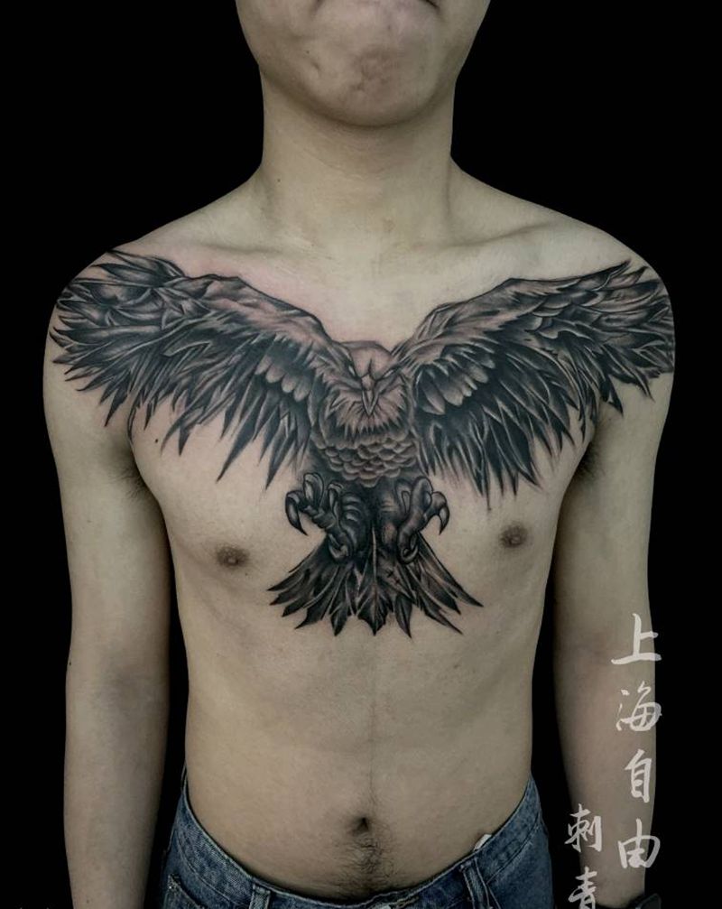 鹰纹身图片_胸部欧美写实鹰花胸遮盖纹身图案