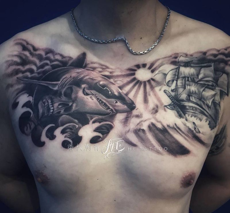 巨齿鲨纹身图片_腹部胸部欧美写实鲨鱼纹身图案