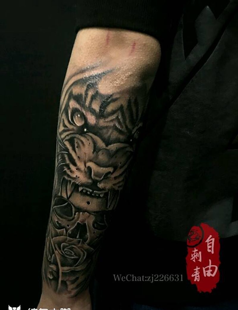 欧美小臂纹身图片_手部欧美写实老虎骷髅纹身图案