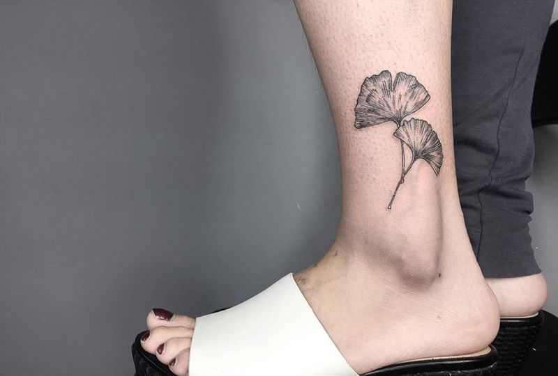 银杏纹身图片_成品脚部腿部清新植物点线面纹身图案