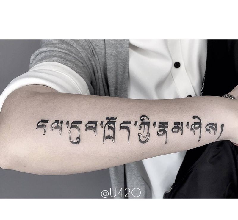 渐变梵文纹身图片_成品手臂手部清新字符宗教纹身图案