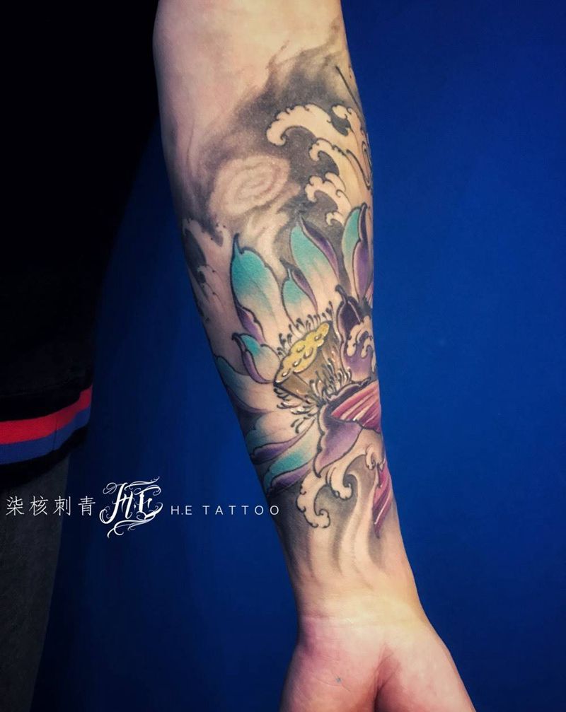 莲花纹身图片_手臂手部新传统纹身图案
