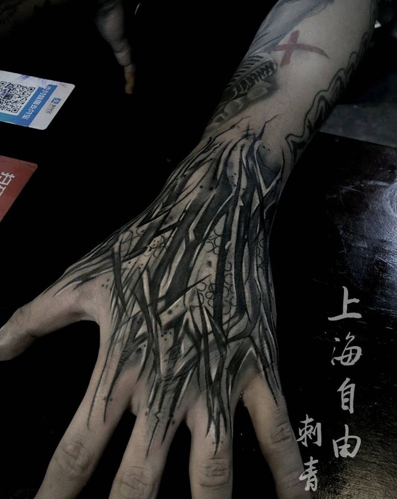 刺纹身图片_手部花体字手背纹身图案
