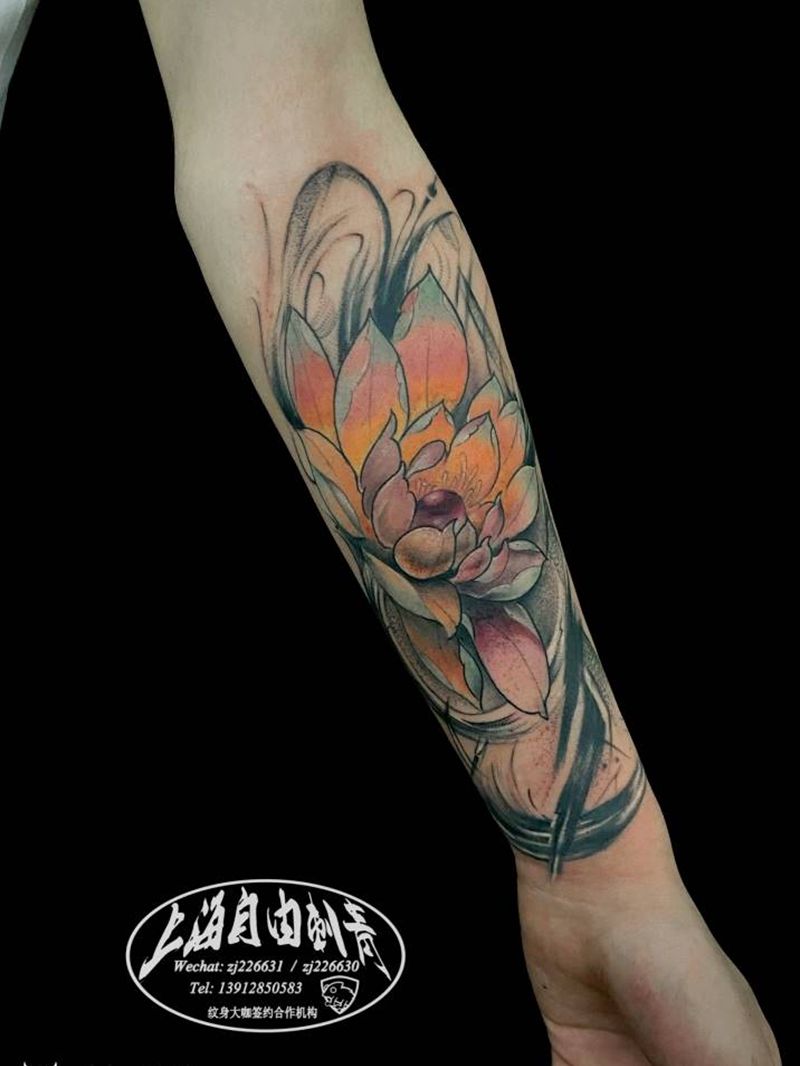 荷花纹身图片_手臂水墨荷花纹身图案