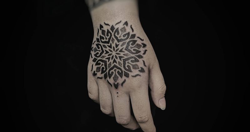 Mandala纹身图片_手部点刺纹身图案