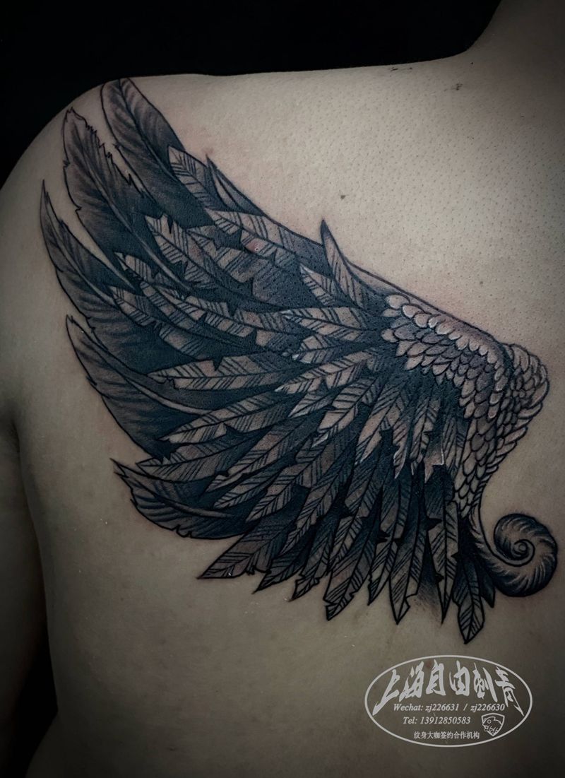 翅膀纹身图片_背部欧美写实半写实纹身图案