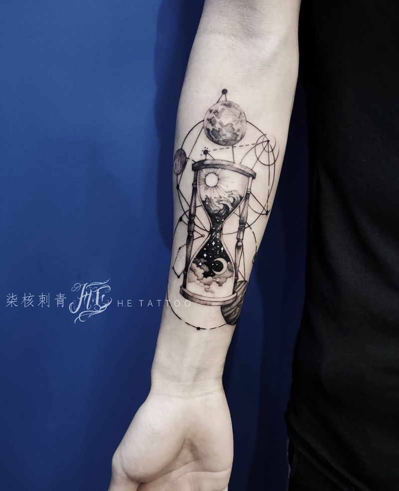 沙漏纹身图片_手臂几何点刺纹身图案
