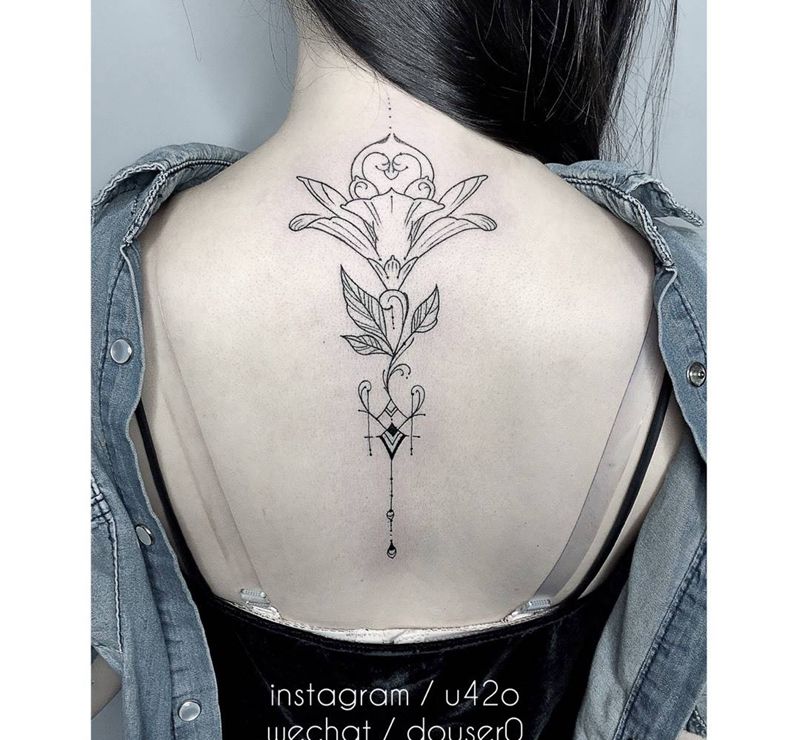 装饰性花卉纹身图片_成品背部清新几何植物点线面纹身图案