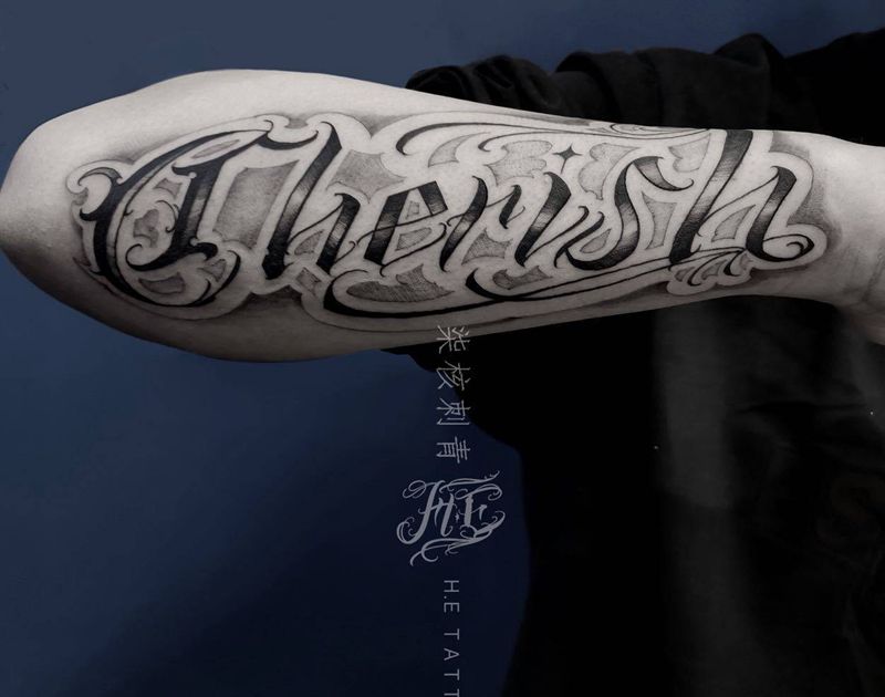 奇卡诺“珍惜”纹身图片_手臂手部花体字纹身图案