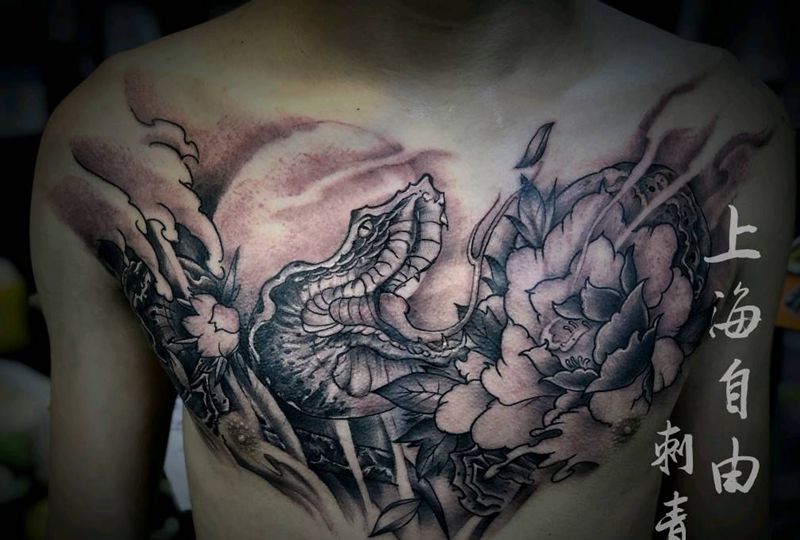 牡丹戏蛇纹身图片_胸部新传统牡丹蛇纹身图案