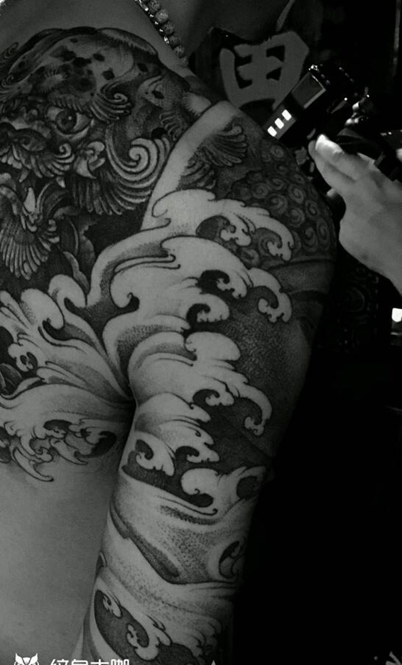 守护纹身图片_肩部传统人物纹身图案