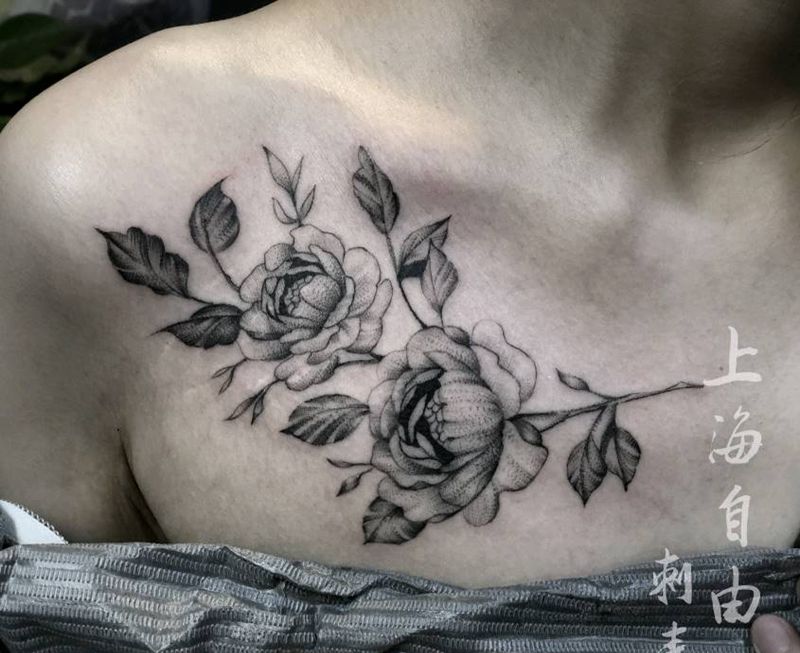 素花纹身图片_胸部点刺素花纹身图案