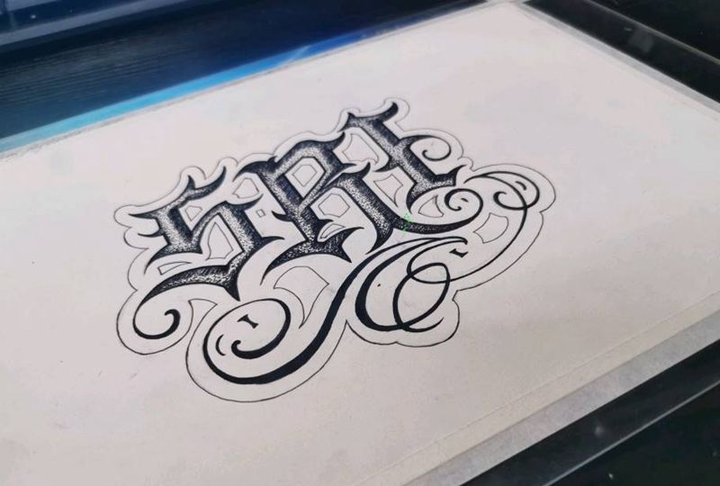 srt纹身图片_手臂花体字点刺花体字纹身图案