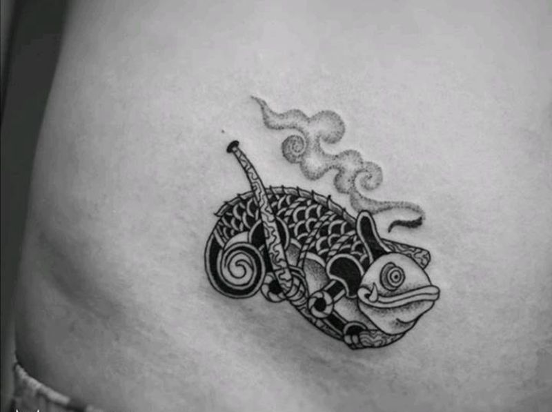 变色龙纹身图片_腹部点刺纹身图案