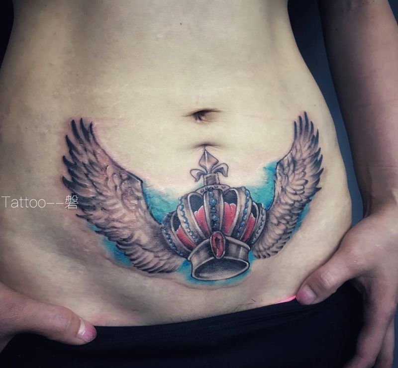 皇冠翅膀纹身图片_成品腹部欧美写实纹身图案