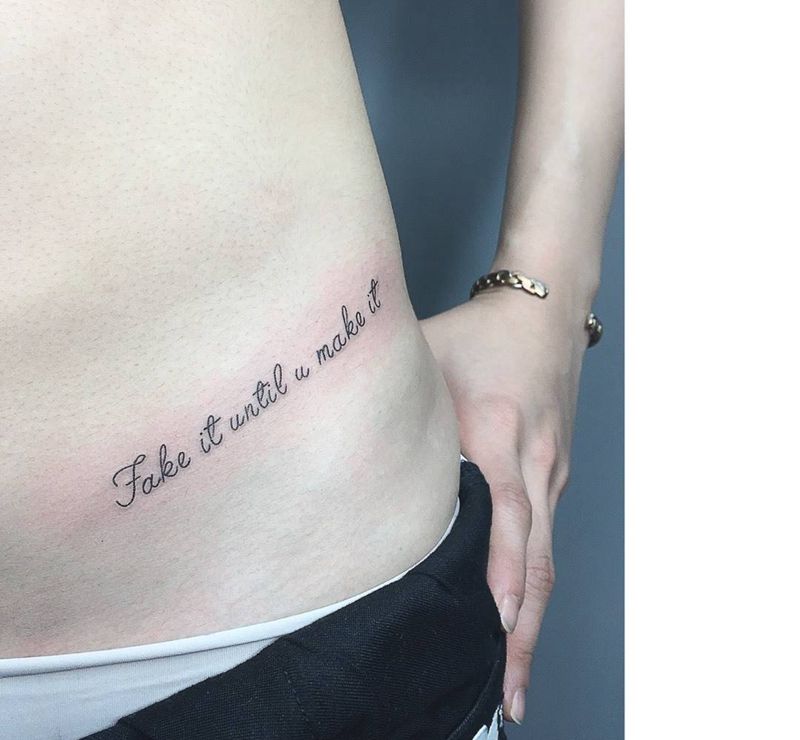 文字纹身图片_成品腰部腹部清新字符纹身图案