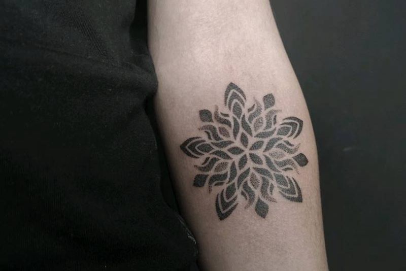 mandala纹身图片_手部点刺纹身图案