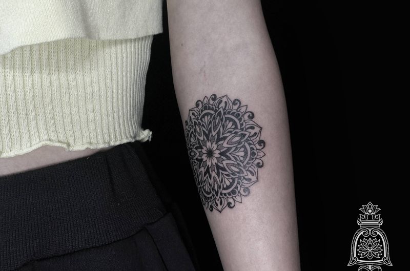 曼陀罗纹身图片_手部纹身图案