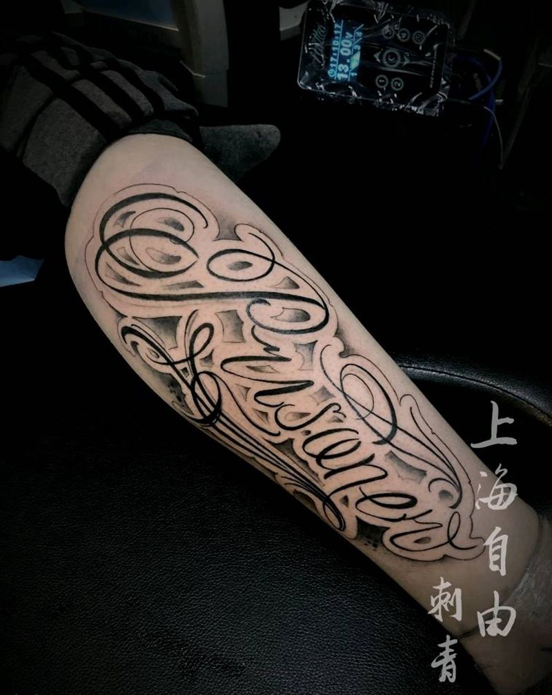 囚犯纹身图片_腿部花体字小腿外侧奇卡诺纹身图案