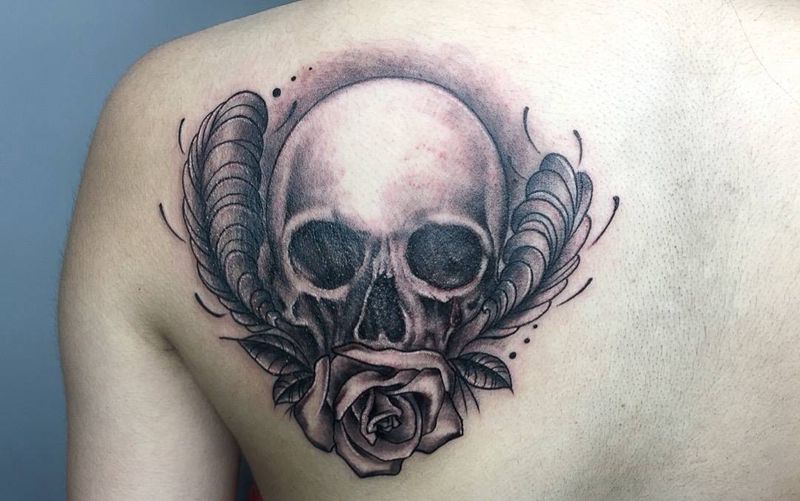骷髅玫瑰纹身图片_成品肩部欧美鬼神植物纹身图案