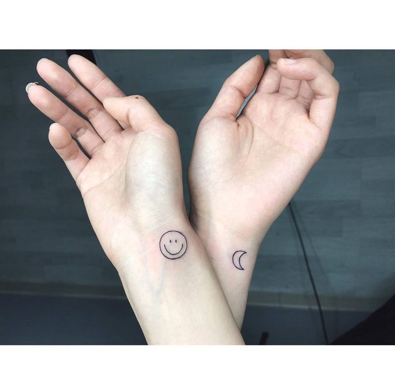 笑脸+月亮纹身图片_成品手部清新几何动物字符卡通纹身图案