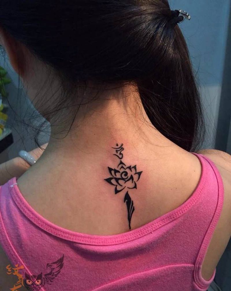 美女瑜伽教练纹身图片