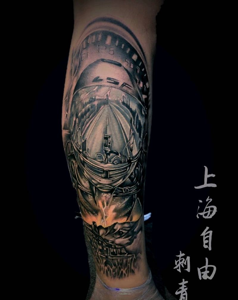 自由纹身图片_腿部欧美写实摩托头盔纹身图案