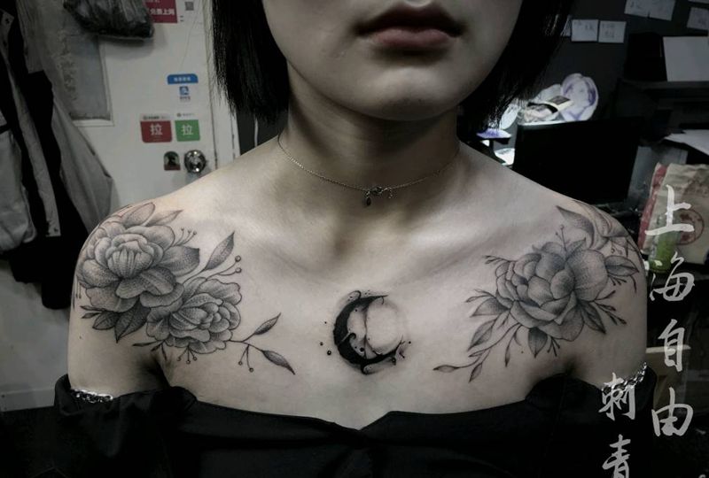 花胸纹身图片_胸部点刺素花素花花胸纹身图案