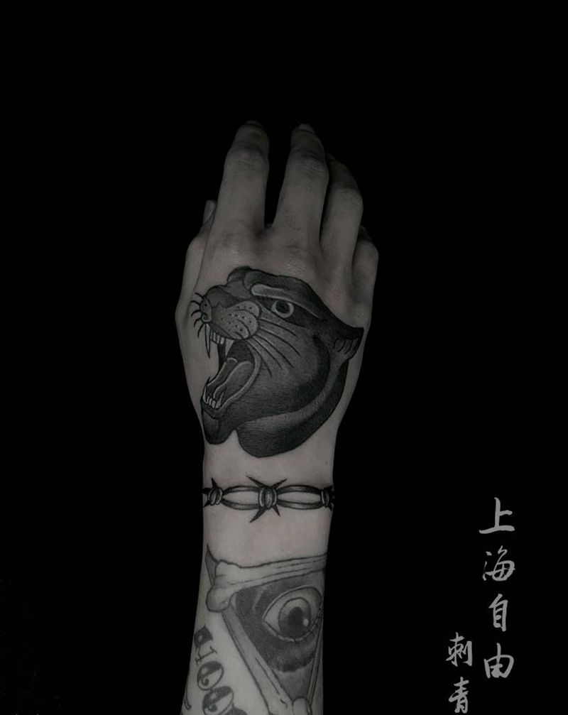 豹子纹身图片_手部Old School豹子纹身图案