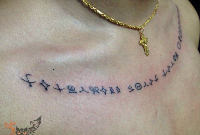 型男玩转象形文字纹身图片