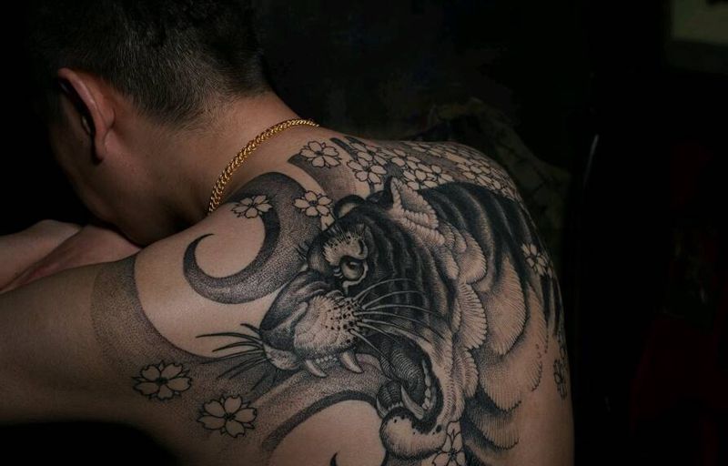 樱花老虎纹身图片