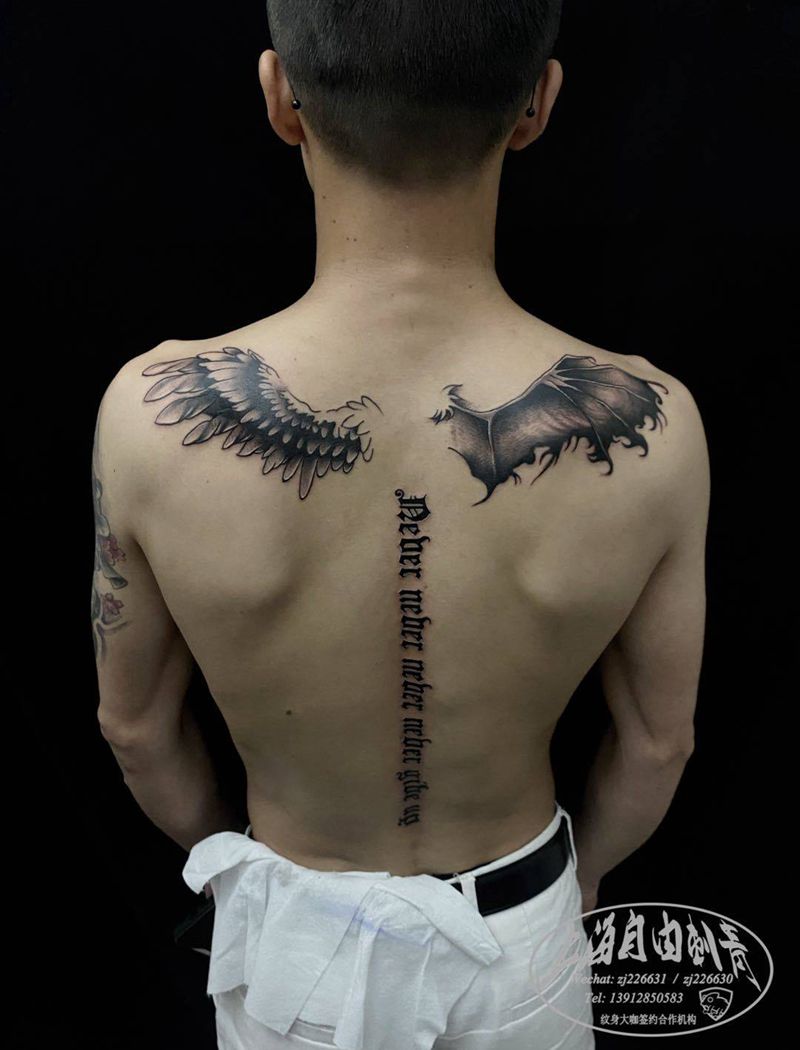 翅膀纹身图片_背部欧美写实纹身图案