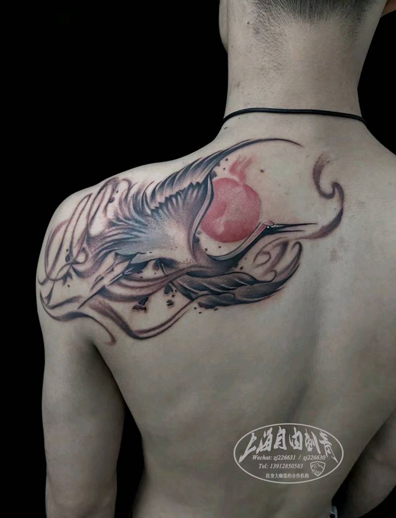 仙鹤纹身图片_肩部水墨纹身图案