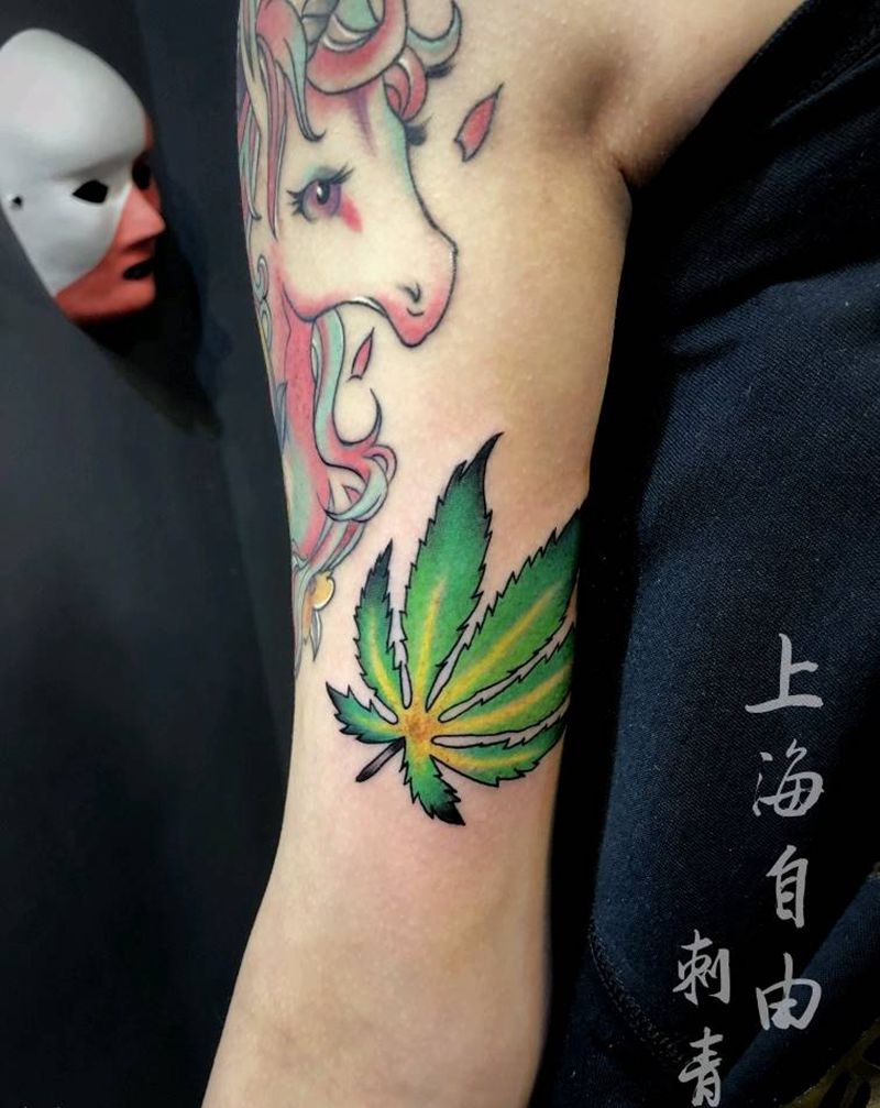 大麻叶纹身图片_手臂New School欧美写实大麻叶纹身图案