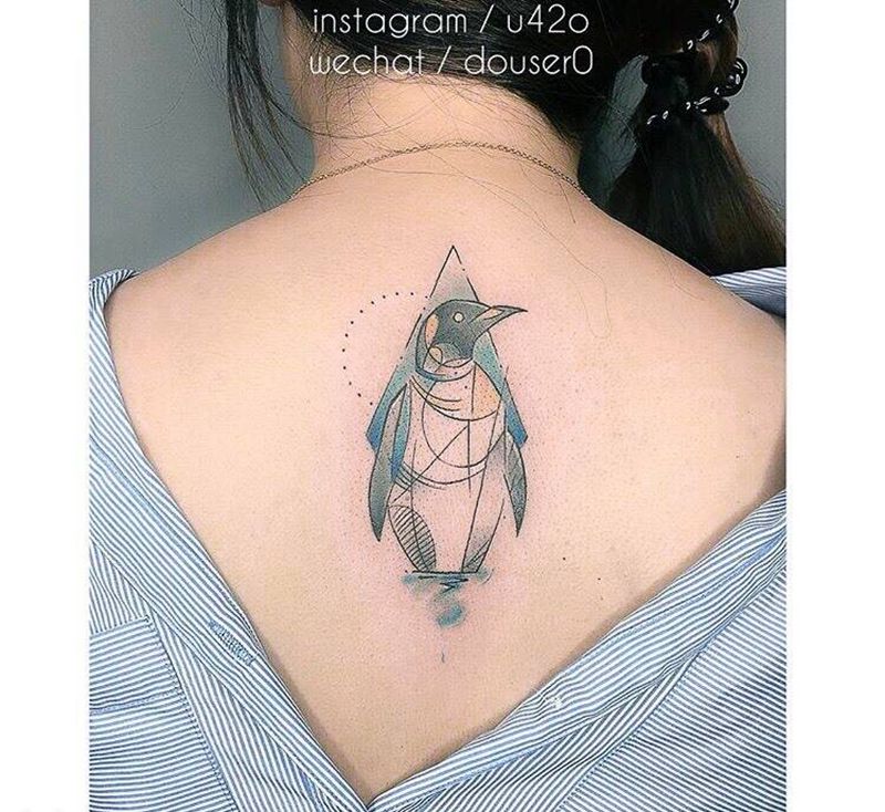 水彩企鹅纹身图片_成品背部清新动物几何纹身图案
