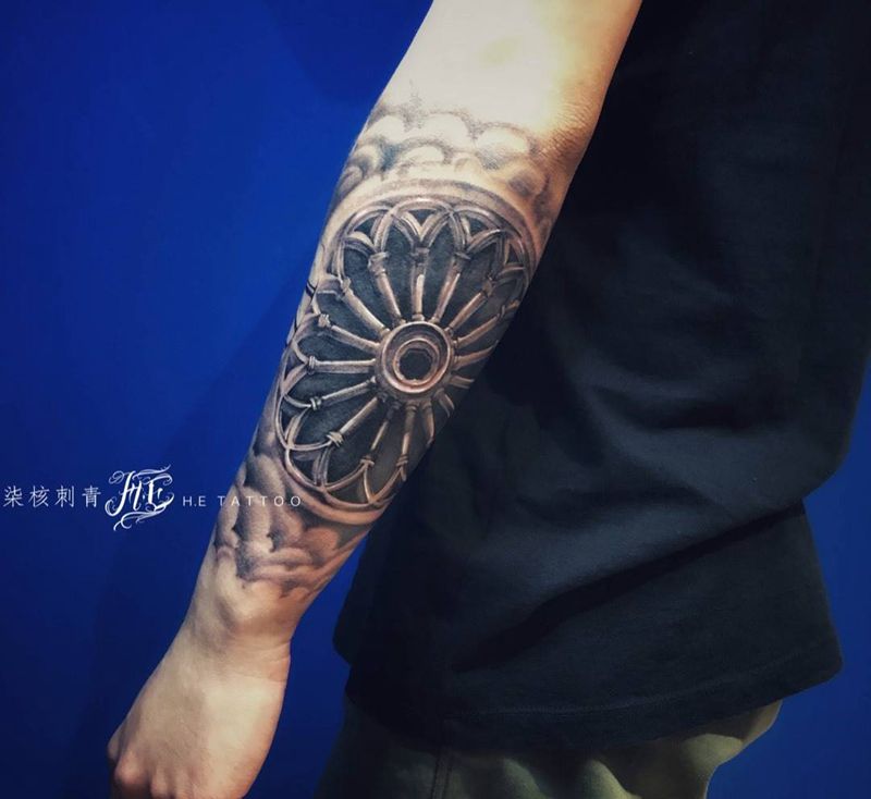 圣堂纹身图片_手部手臂欧美写实纹身图案