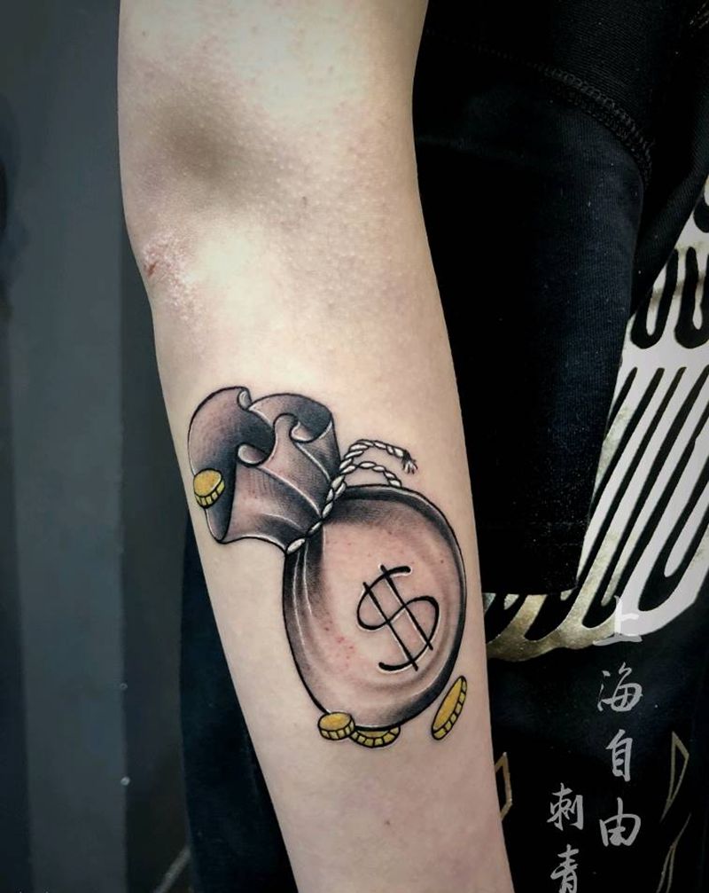 钱袋纹身图片_手臂欧美写实钱袋纹身图案