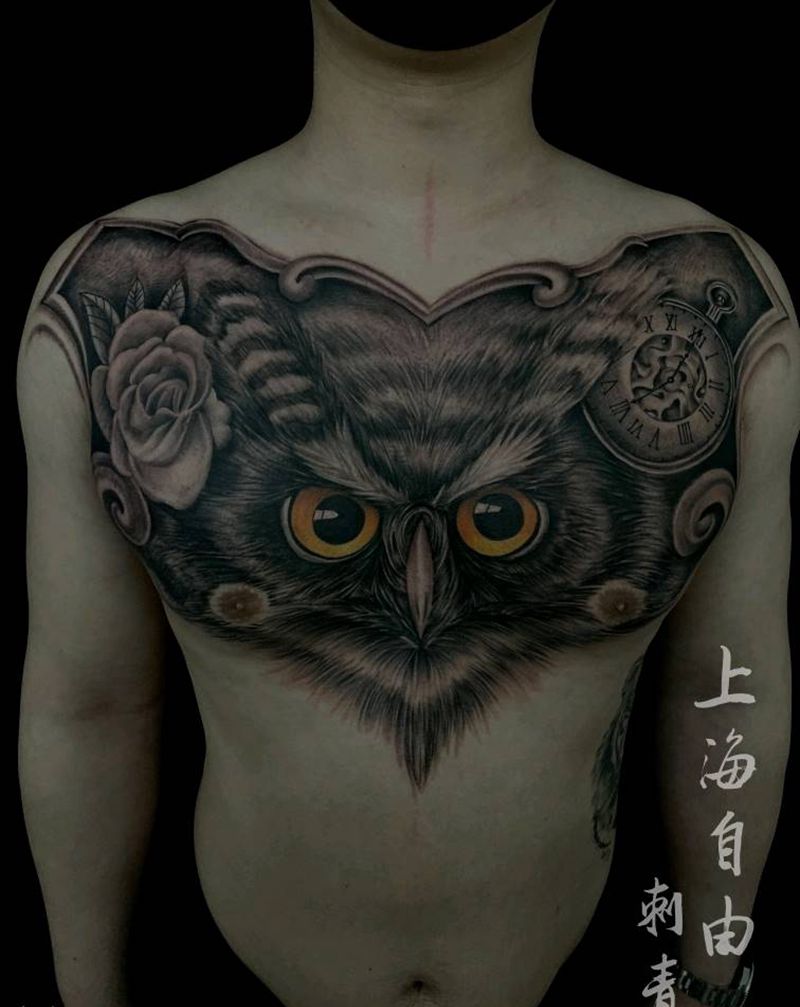 猫头鹰纹身图片_胸部欧美写实猫头鹰猫头鹰花胸纹身图案