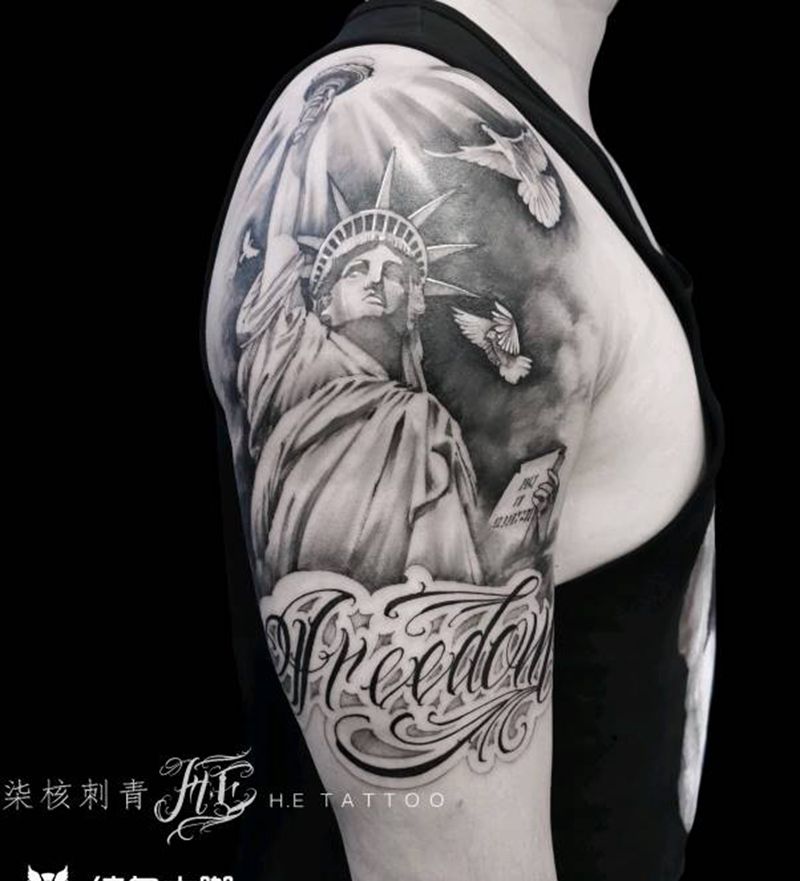 自由女神纹身图片_手臂肩部欧美写实花体字自由女神纹身图案