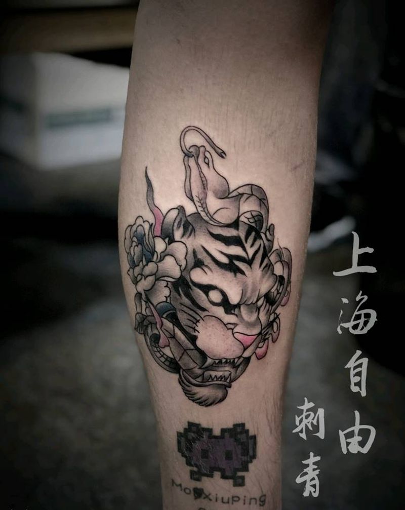 虎头纹身图片_腿部New School虎头虎牡丹蛇纹身图案