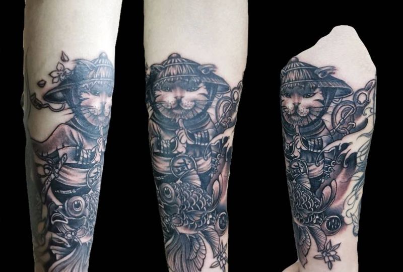 武侠猫和一条鱼的江湖纹身图片_手臂新传统猫和鱼纹身图案