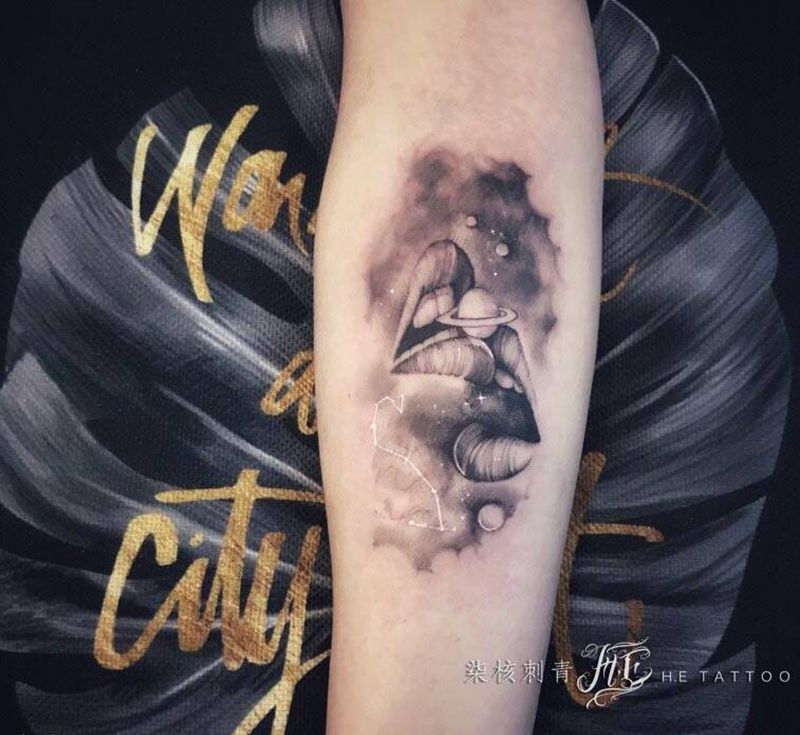 星河之吻纹身图片_手臂手部点刺纹身图案